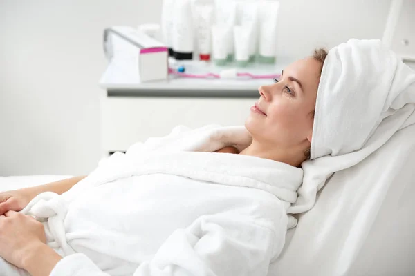 Chica positiva situándose en la habitación facial — Foto de Stock