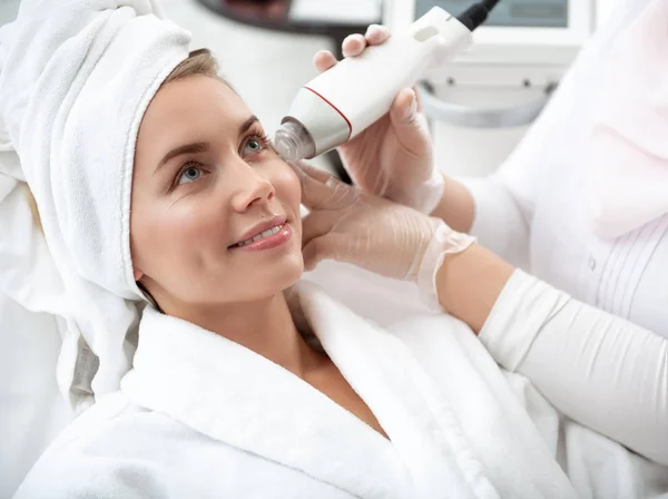 Señora satisfecha durante el procedimiento cosmético — Foto de Stock