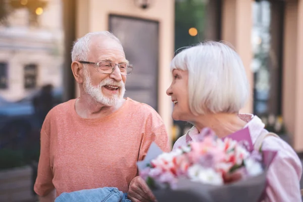 Liefdevolle ouder paar krachtig praten buiten — Stockfoto