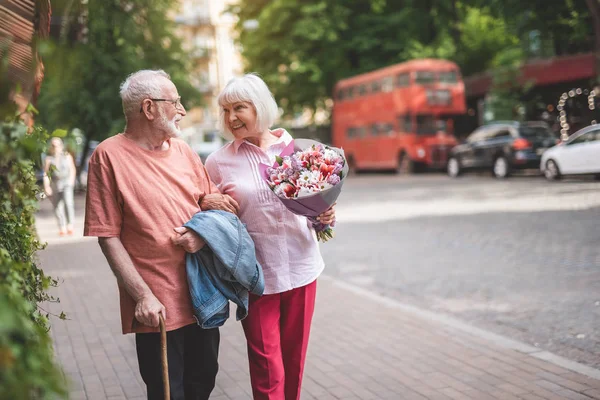 Blij echtpaar wandeling op straat — Stockfoto