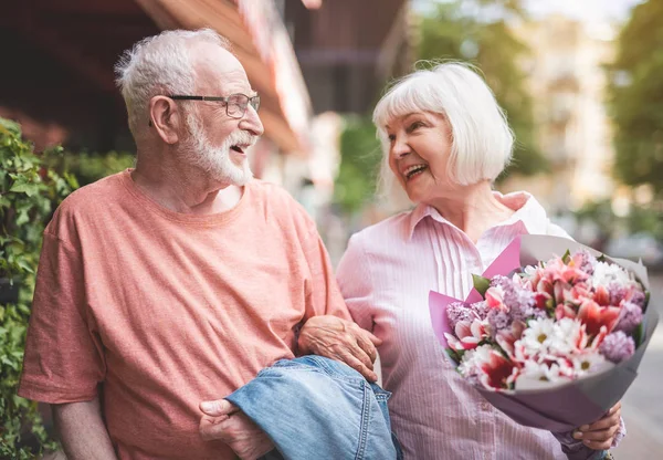 Seitenansicht Eines Lächelnden Älteren Mannes Und Einer Lächelnden Frau Die — Stockfoto