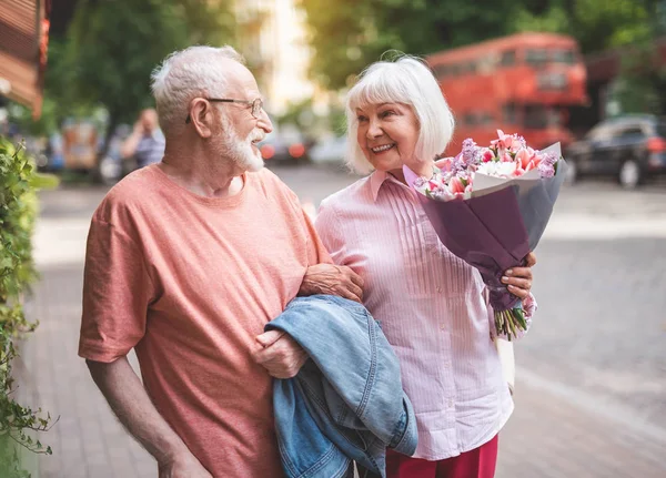 Senior man walking woman home after date — Stock Photo, Image