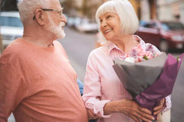 Feliz pareja de ancianos encontrándose afuera — Foto de Stock