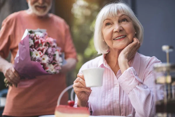 Encantada anciana esperando a su cónyuge en la cafetería — Foto de Stock