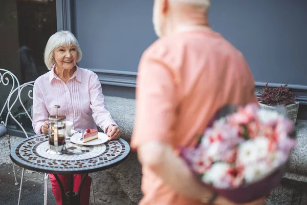 Gelukkig oude vrouw vergadering echtgenoot in café — Stockfoto