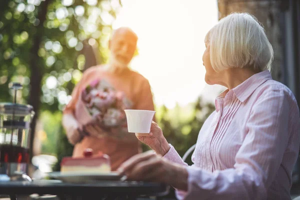 Gelukkig bejaarde echtpaar bijeenkomst in café buitenshuis — Stockfoto