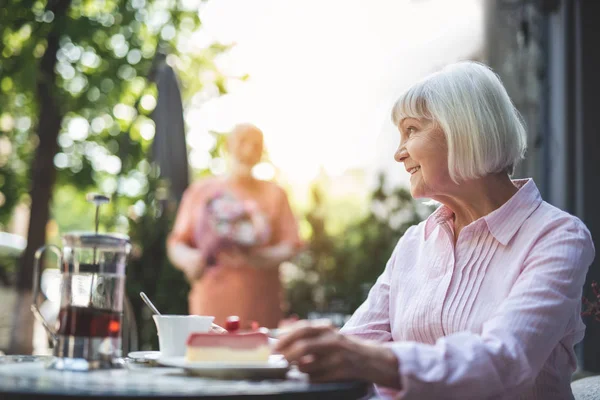 Fröhliche Frau wartet im Café auf Date — Stockfoto