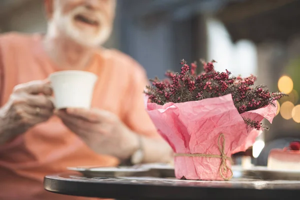 Gelukkig grijze haren man drinken thee buiten — Stockfoto