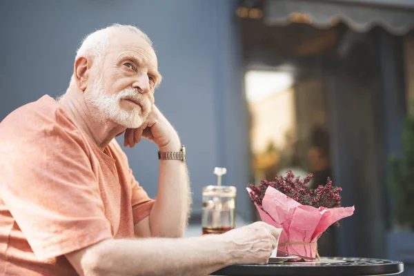 Vecchio pensieroso contemplare al di fuori — Foto Stock