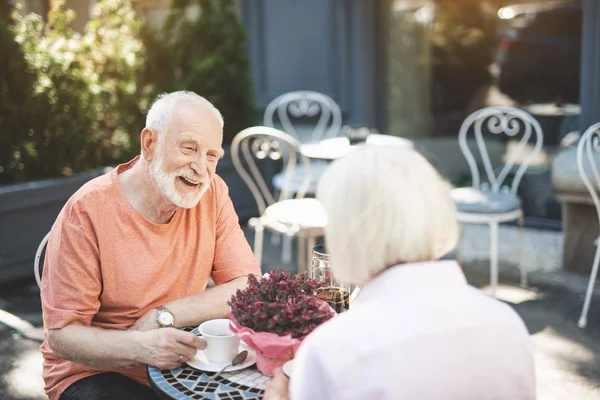 Encantado anciano teniendo cita con la mujer — Foto de Stock