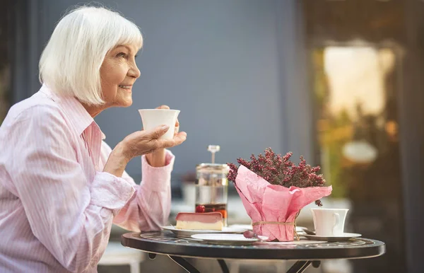 Seniorin erfreut sich an Abend im Freien — Stockfoto