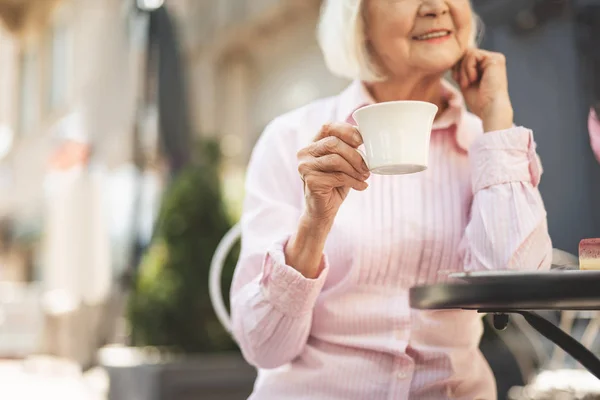 Encantada anciana bebiendo bebida caliente al aire libre — Foto de Stock