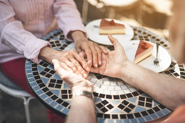 Touch Kärlek Närbild Mogen Man Och Kvinna Som Håller Händer — Stockfoto