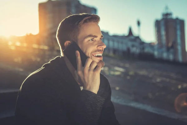 Mosolygó ember beszél telefonon szabadban — Stock Fotó