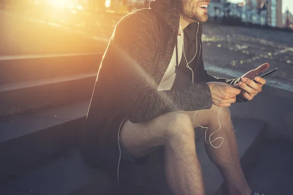 Hombre alegre usando el móvil al aire libre —  Fotos de Stock