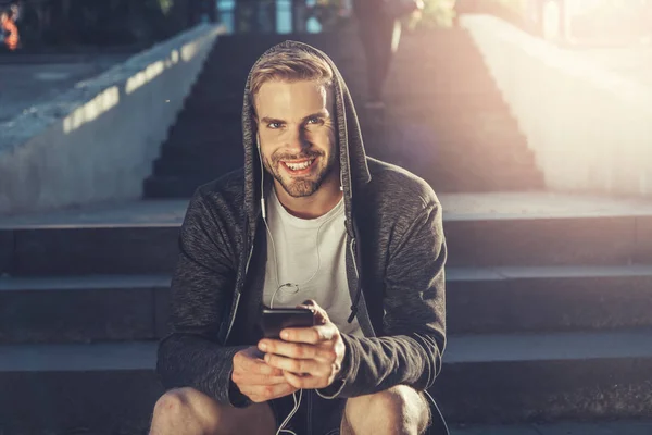 Boldog férfi telefont szabadban — Stock Fotó