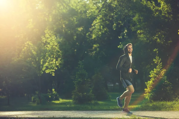 Hombre feliz corriendo en el parque — Foto de Stock