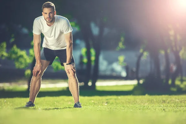 Joven atractivo masculino haciendo ejercicio al aire libre — Foto de Stock