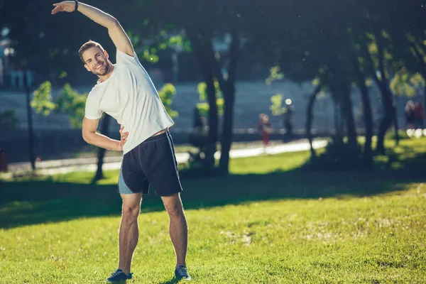 Alegre entrenamiento de atleta en parque — Foto de Stock