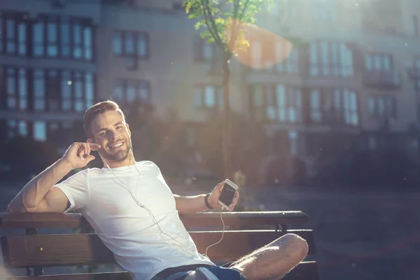 Boldog férfi pihentető, a mobil kívül — Stock Fotó