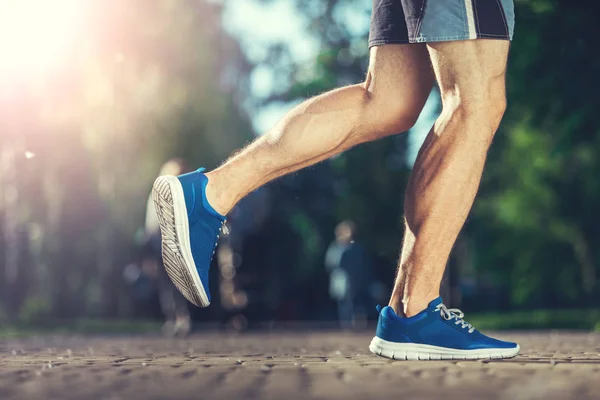 Fit atleet voorbereiden van concurrentie in park — Stockfoto