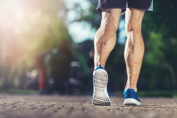 Goed gevormde atleet joggen in het park — Stockfoto