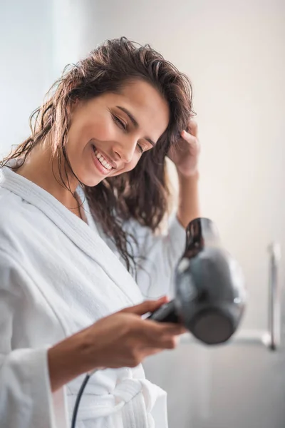 Ragazza sorridente che soffia vento sulla testa bagnata — Foto Stock