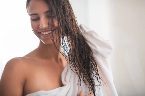 Positieve vrouwelijke inwikkeling in pluizige handdoek — Stockfoto