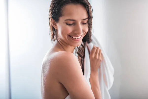 Envolvimento feminino sorridente em toalha macia — Fotografia de Stock