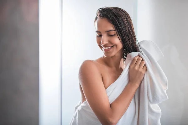 Happy girl touching head with arms — Stock Photo, Image