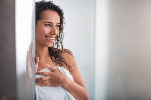 Pozitivní lady obtékání v ručníku — Stock fotografie