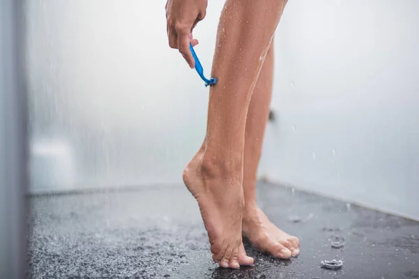 Braço feminino cuidando das pernas — Fotografia de Stock