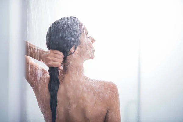 Ніжна жінка насолоджується теплим душем — стокове фото