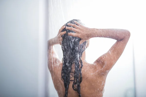 水の流れの下で女性 — ストック写真