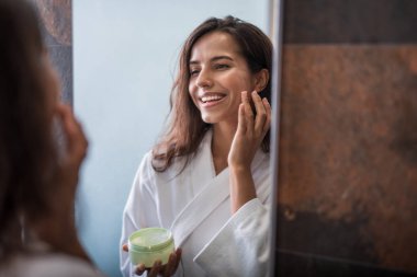 Memnun kadın Cilt Bakımı