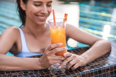 İyimser Bayan suda kokteyl içme