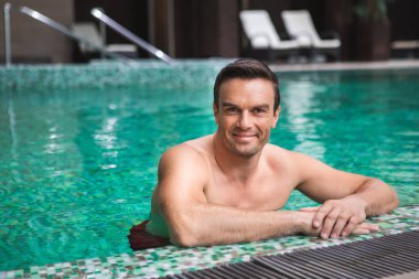 Mutlu adam rahatlatıcı su parkı