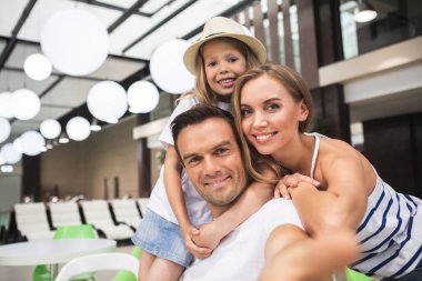 Aile phographing kendilerini kafede gülümseyen