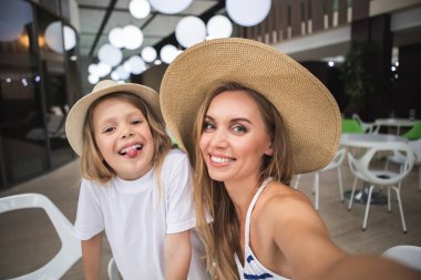 Anne ve kızı birlikte eğleniyor 