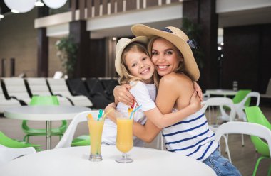 Mutlu anne ve çocuk paylaşımı alışveriş merkezinde seviyorum