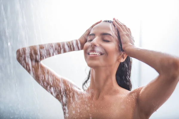 陽気な女の子のシャワーを浴びての肖像画 彼女は手で頭を触れてください — ストック写真