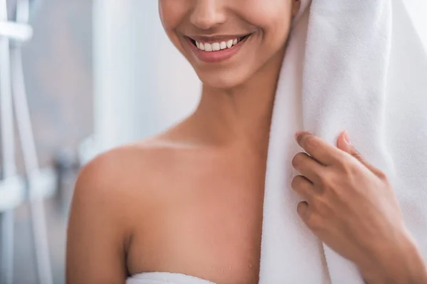 Envoltura chica feliz en toalla — Foto de Stock