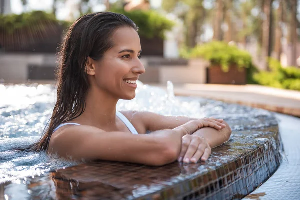 Satisfeito senhora relaxante na piscina — Fotografia de Stock