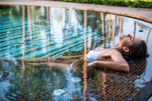 Mujer serena relajándose en el agua al aire libre — Foto de Stock