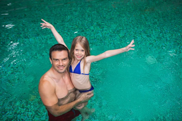 Boldog apa és lánya, medence — Stock Fotó