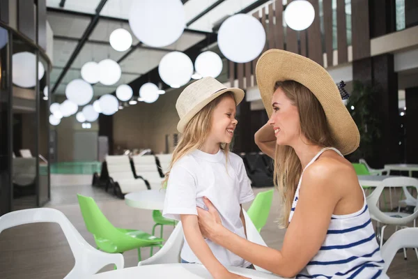 Neşeli anne ve çocuk birlikte vakit