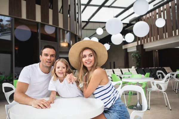 Veselá rodina tráví volný čas v obchodním domě — Stock fotografie