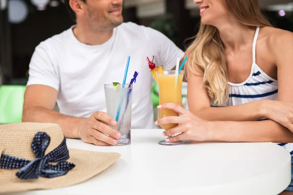 Ласковая пара выпивает в баре — стоковое фото