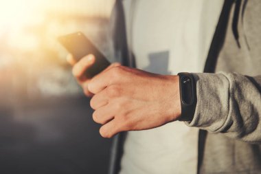 Dışarıda telefon kullanan uygun adam 