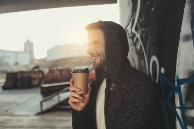 Dışarıda içki sabah mutlu genç adam 